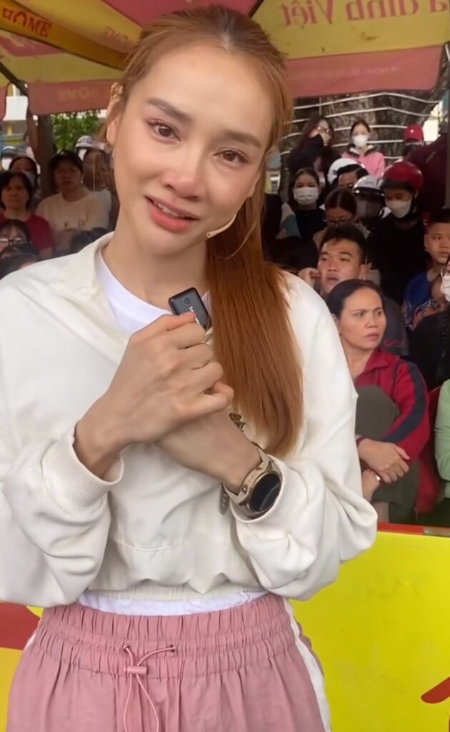 Nhã Phương Bật Khóc Tham Gia Mái Ấm Gia Đình Việt